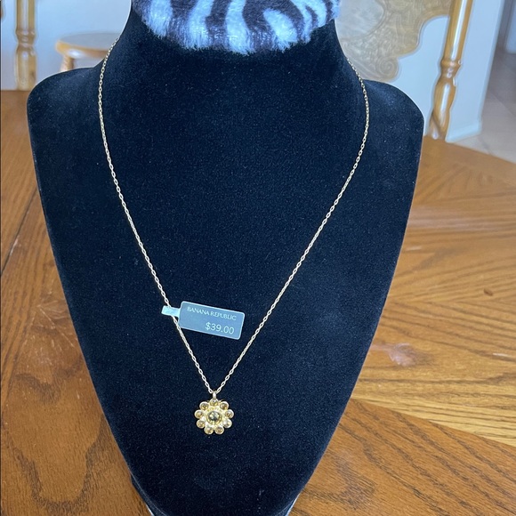 Banana Republic Jewelry - Banana Republic Gold Flower Cluster Pendant Necklace
